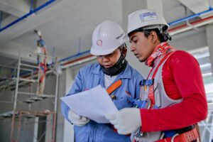 kontraktor sedang meninjau lokasi proyek