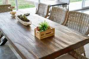 Top table restaurant bermaterial kayu solid