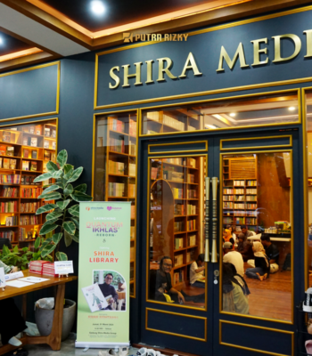 Shira Media Shira Media, perpustakaan rustic karya Putra Rizky Interior