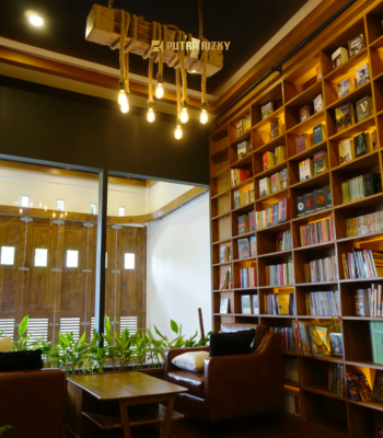 Shira Media Shira Media, perpustakaan rustic karya Putra Rizky Interior